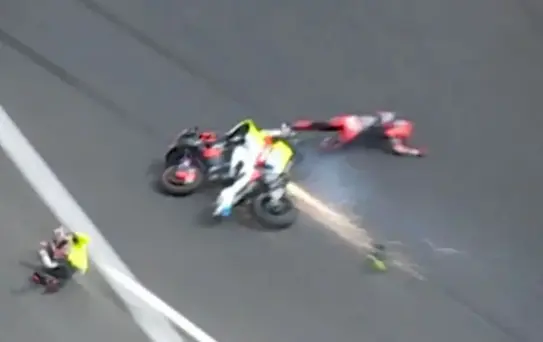 Avustralya Grand Prix'sinde korkunç kaza: MotoGP yarışçısı hastaneye kaldırıldı