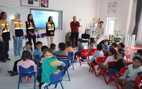 Üniversite öğrencileri tatbikatlarla çocukları deprem konusunda bilinçlendiriyor