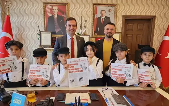 Öğrencilerden Cumhuriyet Gazetesi Dağıtımı