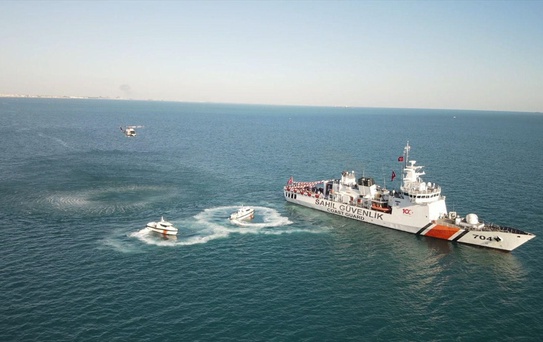 Mersin'de Cumhuriyet'in 101. yıl dönümüne özel 'deniz gözü' gösterisi yapıldı
