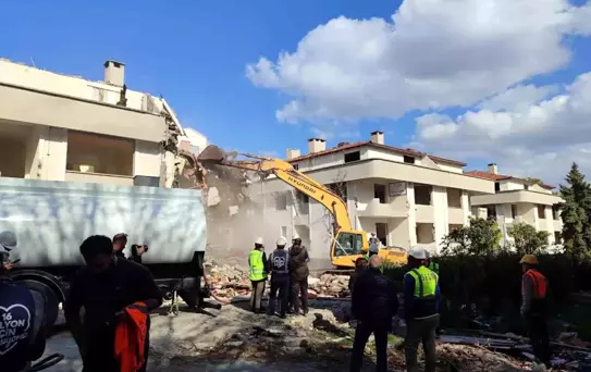 Bakırköy'de Çürük Binaların Yıkımına Başlandı