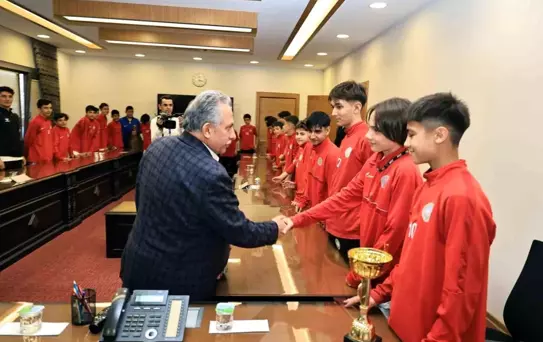 Talas Belediyespor U14 Takımı, Başkan Yalçın'ı Ziyaret Ederek Kupayı Takdim Etti