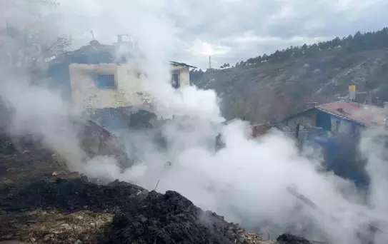 Çankırı'da Yangın: Ev ve Ahır Küle Döndü