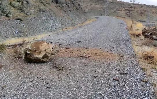 Sincik'te Kaya Parçaları Yola Düşüyor