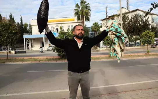 Adana'da Muhtar, Kapatılan PTT Şubesinin Açılması İçin Eylem Yapıyor