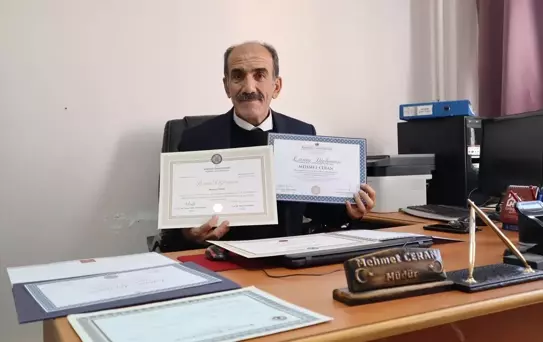 Öğretmenlikten sonra 11 üniversite diploması daha alan müdür örnek oluyor