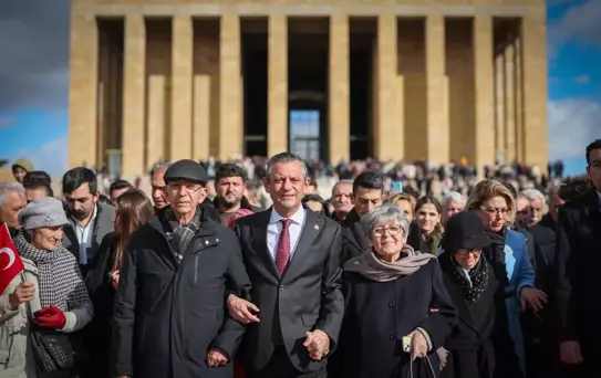 Özgür Özel, öğretmenlerle birlikte Anıtkabir'i ziyaret etti