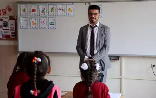 Deprem Mağduru Öğretmen Tıpkı Öğrencileri Gibi Güçlü