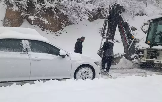 Kar Nedeniyle Mahsur Kalanlar Kurtarıldı