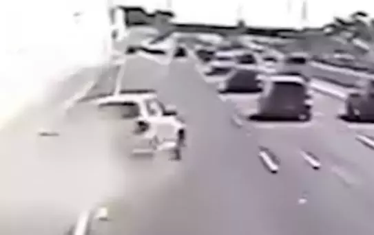 Kadın yolcu, hızla bariyerlere çarpan araçtan otoyola fırladı