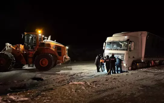 Ardahan'da Kar ve Tipi Nedeniyle Yolda Kalan TIR'lar Kurtarıldı
