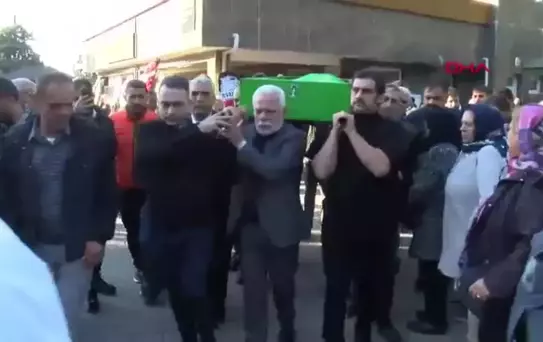Şarkıcı Bayhan'ın Babası Trafik Kazasında Hayatını Kaybetti