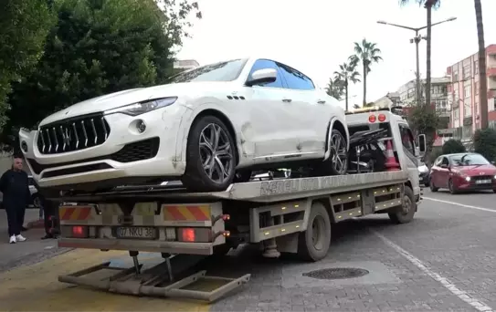 Alanya'da Lüks Araç Park Halindeki Araçlara Çarptı