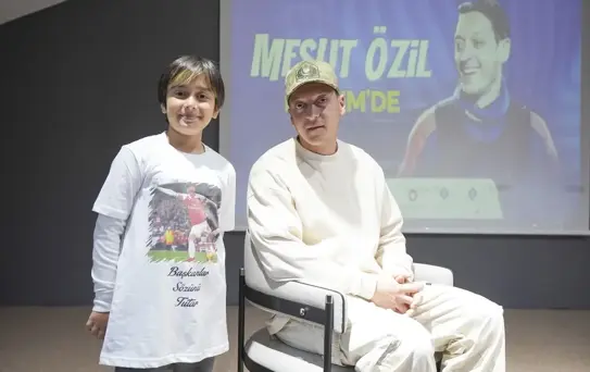 Seçim vaadi olan Mesut Özil'i okula getirdi