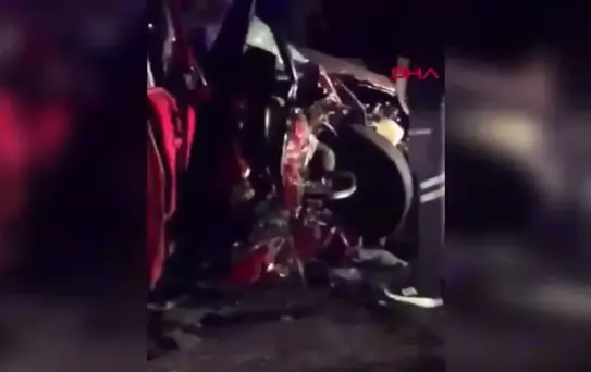 Artvin'de TIR'a Çarpan Otomobilde Bir Kişi Hayatını Kaybetti