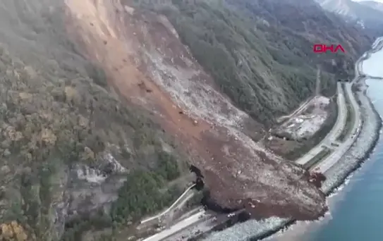Heyelanın vurduğu Karadeniz Sahil Yolu'na 100 bin ton toprak akmış