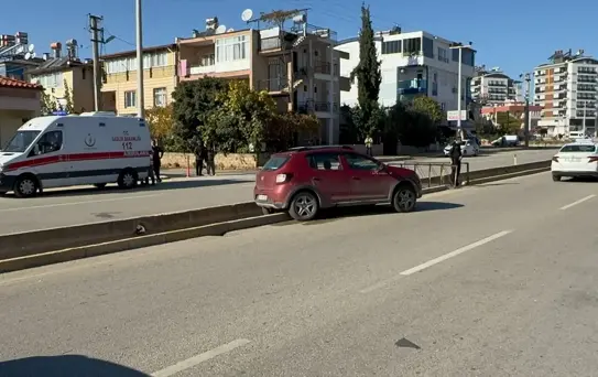 Kepez'de Kanalda Asılı Araçta Yaralı Sürücü