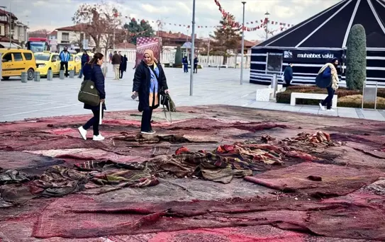 Gazze'deki yıkıma Mevlana Meydanı'na serdikleri halılarla dikkati çekiyorlar