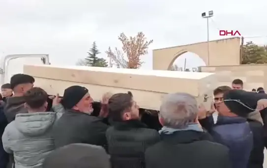 Konya'da Bıçaklanarak Öldürülen Genç İçin Cenaze Töreni