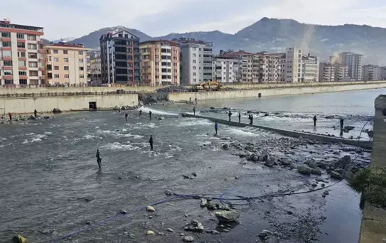 Fırtına somon kafesini parçalayınca vatandaşlar dereye akın etti