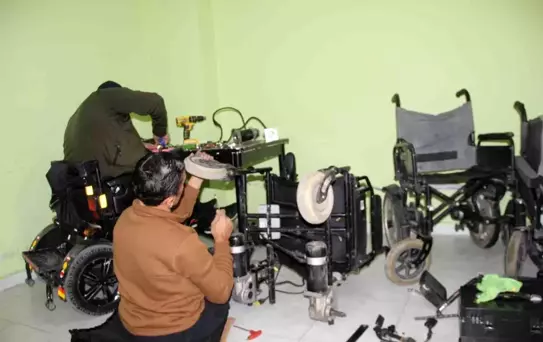 Cizre'de Engellilere Ücretsiz Sandalye Tamiri