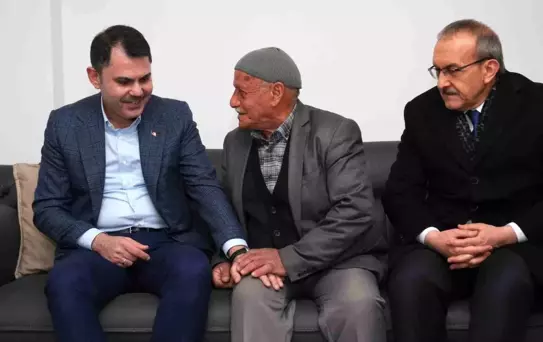 Bakan Kurum'dan köy evlerine taşınan depremzede aileye ziyaret