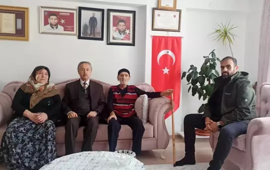 Kahramankazan Kaymakamı Parlar'dan tedavi gören şehit babasına ziyaret