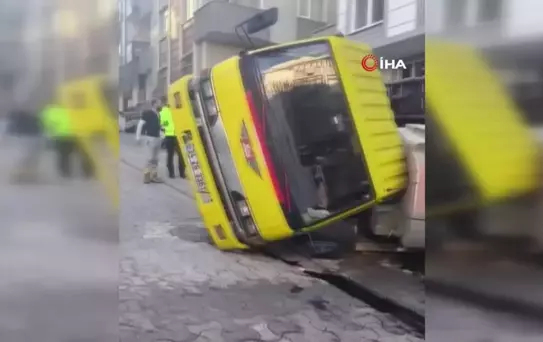 Ataşehir'de Kum Yüklü Kamyon Devrildi