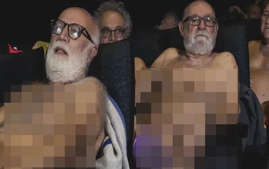 Çırılçıplak oturup film izleyerek tarihe geçtiler