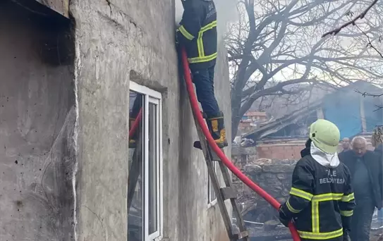 Zile'de Ahşap Ev Yangında Kullanılamaz Hale Geldi