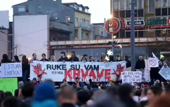 Sırbistan'da Tarihi Protesto: On Binlerce Kişi Vucic'i Hedef Aldı