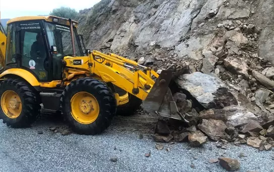 Ödemiş'te Heyelan Ulaşımı Aksattı