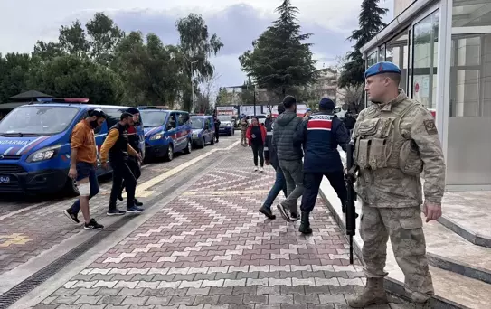 Akhisar'da Bıçaklı Kavga: 3 Yaralı, 12 Gözaltı