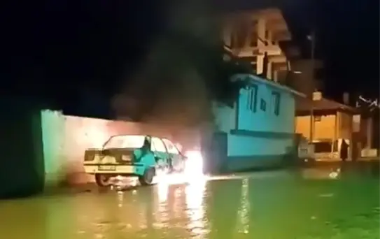 Samsun'da Kundaklama İddiasıyla Yangın: Otomobil Kullanılamaz Hale Geldi