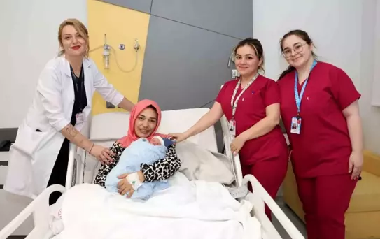 İzmir'de Yeni Yılın İlk Bebeği Mahir Deniz Doğdu