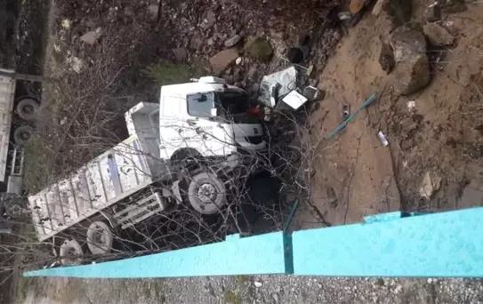 Kamyon Gördes Çayı'na Uçtu: 2 Yaralı
