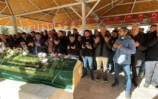 Eşi Tarafından Öldürülen Ayşe Çelik'in Cenazesi Şanlıurfa'da Toprağa Verildi