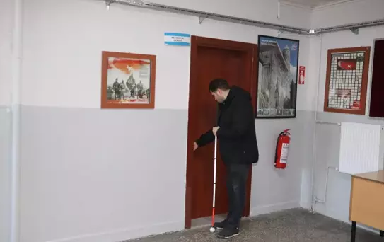 Görme Engelli Öğretmen, Öğrencilerin Rehberi Oluyor