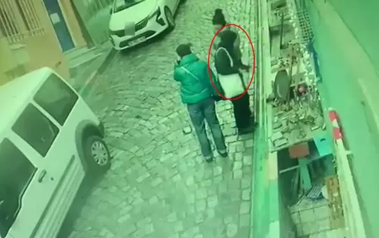 Dehşete düşüren anlar! Talihsiz kadın, kayan araç ile duvarın arasına sıkıştı