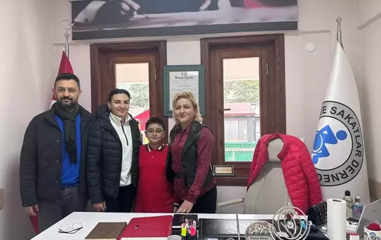 İlkokul öğrencileri tekerlekli sandalye için 100 kilogram plastik kapak topladı