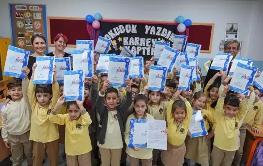 İzmir, Uşak, Denizli ve Aydın'da Öğrenciler Karne Heyecanı Yaşadı