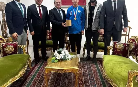Şampiyon Halterci Tuna Yaraş Kaymakam'ı Ziyaret Etti