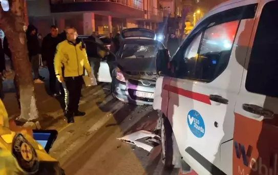 Balıkesir'de Kafa Kafaya Çarpışma