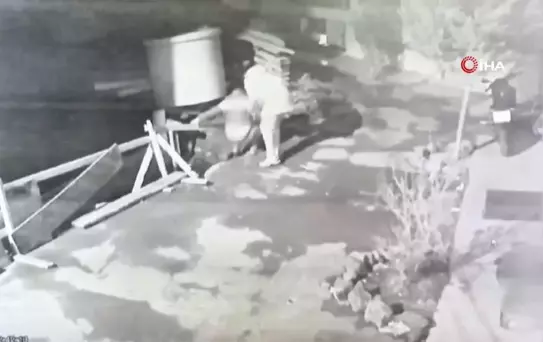 İzmir'de Tehlikeli İnşaat Temeli: Su Birikintisine Düşen Vatandaş Endişeli