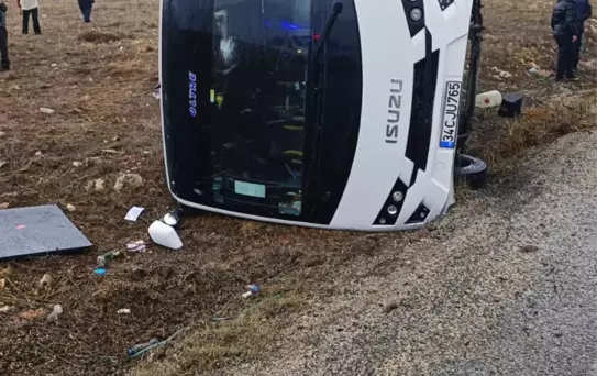 Afyonkarahisar'da Çinli Turistlerin Bulunduğu Midibüs Şarampole Devrildi: 3 Yaralı