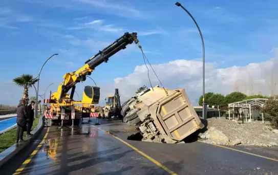 Balıkesir'de Yol Çökmesi: Kamyon Çukura Düştü