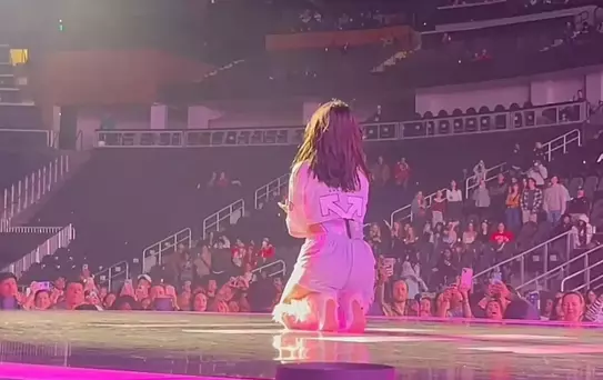 Eski Fifth Harmony üyesi Camila Cabello, boş tribünlere konser verdi