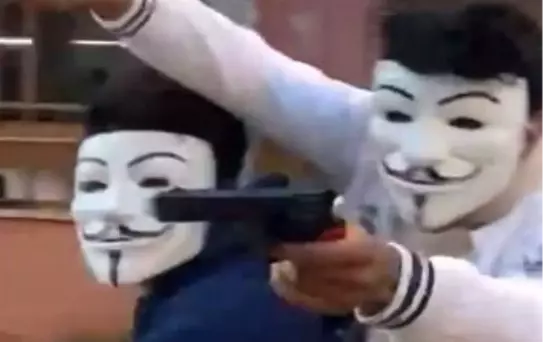 Antalya'da Maskeli Gençlerin Oyuncak Silah Şoku