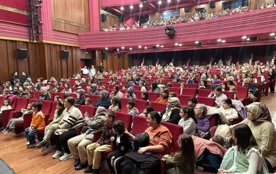Bursa'da Yarıyıl Şenliği: Çocuklar Eğlencenin Keyfini Çıkarıyor