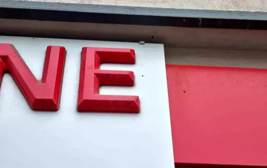 Gaziosmanpaşa'da motosikletli saldırganlar eczaneye ateş açtı, şüpheliler güvenlik kamerasına yakalandı